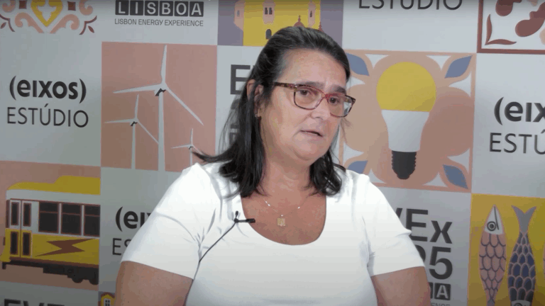 Captura de tela da entrevista da diretora do Instituto E+ Transição Energética, Rosana Santos, ao estúdio eixos durante a EVEX Lisboa 2025, em 8 de outubro de 2025 (Foto Reprodução eixos)