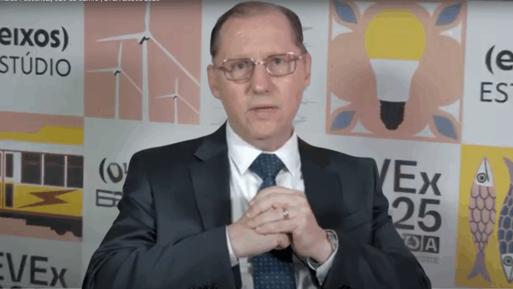 Captura de tela da entrevista do CEO da Cemig, Reynaldo Passanezi, ao estúdio eixos durante a EVEX Lisboa 2025, em 7 de outubro de 2025 (Foto Reprodução eixos) Captura de tela da entrevista do CEO da Cemig, Reynaldo Passanezi, ao estúdio eixos durante a EVEX Lisboa 2025, em 7 de outubro de 2025 (Foto Reprodução eixos)