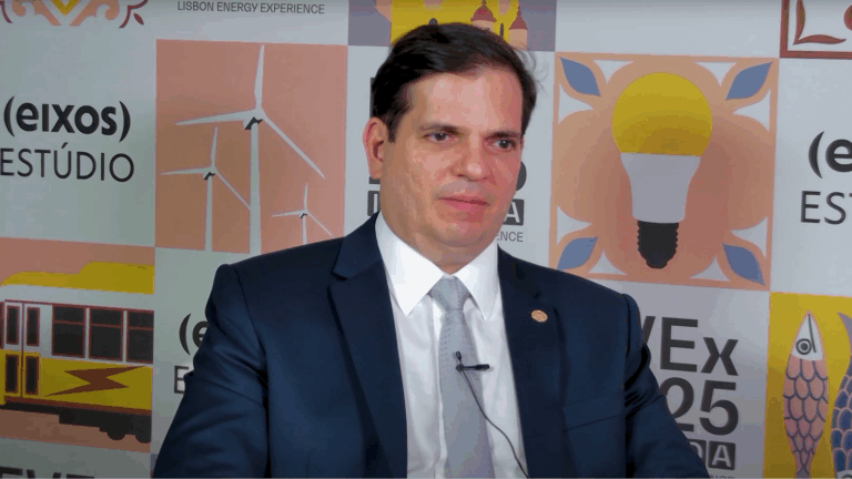 Captura de tela da entrevista do diretor Financeiro de Itaipu, André Pepitone, ao estúdio eixos durante a EVEX Lisboa 2025, em 7 de outubro de 2025 (Foto Reprodução eixos)