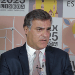 Captura de tela da entrevista do diretor do Operador do Mercado Ibérico (OMIP), Ricardo Nunes, ao estúdio eixos durante a EVEX Lisboa 2025, em 7 de outubro de 2025 (Foto Reprodução eixos)