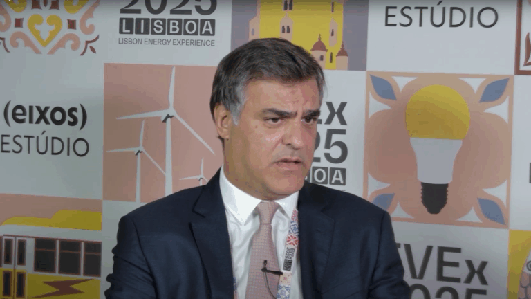 Captura de tela da entrevista do diretor do Operador do Mercado Ibérico (OMIP), Ricardo Nunes, ao estúdio eixos durante a EVEX Lisboa 2025, em 7 de outubro de 2025 (Foto Reprodução eixos)