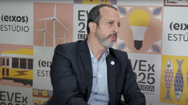 Captura de tela da entrevista do sócio do Caputo, Bastos e Serra Advogados Wagner Ferreira, ao estúdio eixos durante a EVEx Lisboa 2025, em 8 de outubro de 2025 (Foto Reprodução eixos)