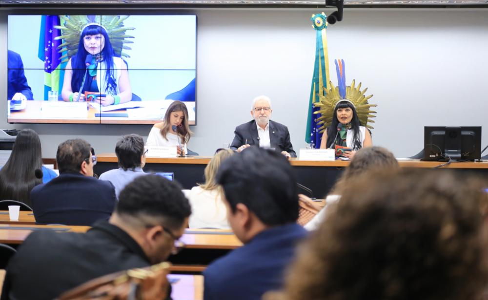 Audiência Pública - Protegendo o coração do nosso planeta, o roteiro dos e das parlamentares para uma Amazônia livre de combustíveis fósseis e o papel das mulheres para um futuro com justiça climática. Congressista Nacional do Equador - Assembleia Nacional do Equador, Jahiren Noriega. Dep. Ivan Valente (PSOL - SP) e Dep. Célia Xakriabá (PSOL - MG). Michel Jesus / Câmara dos Deputados