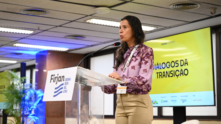 Diretora da Aneel Agnes da Costa durante a abertura dos diálogos da transição 2025, na sede da Firjan no Rio, em 24 de outubro (Foto Juliana Rezende/agência eixos)