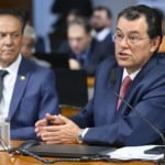 Eduardo Braga, à bancada, fala durante reunião da na CAE no Senado, em 24 de setembro de 2025, sobre a isenção do Imposto de Renda para quem ganha até R$ 5 mil mensais (Foto Andressa Anholete/Agência Senado)