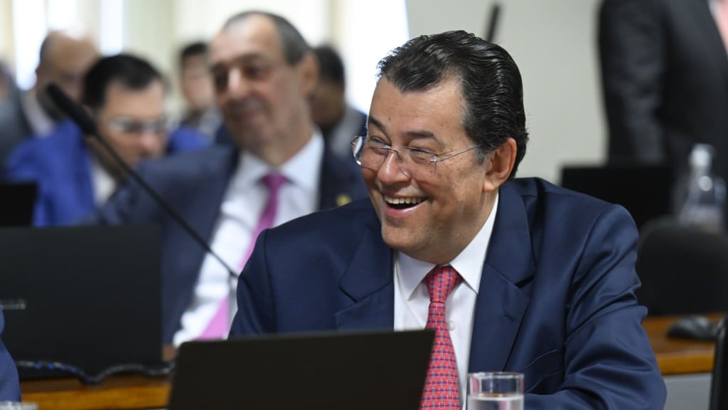 Eduardo Braga (MDB/AM), à bancada, fala durante reunião da na CAE no Senado, em 24 de setembro de 2025 (Foto Andressa Anholete/Agência Senado)