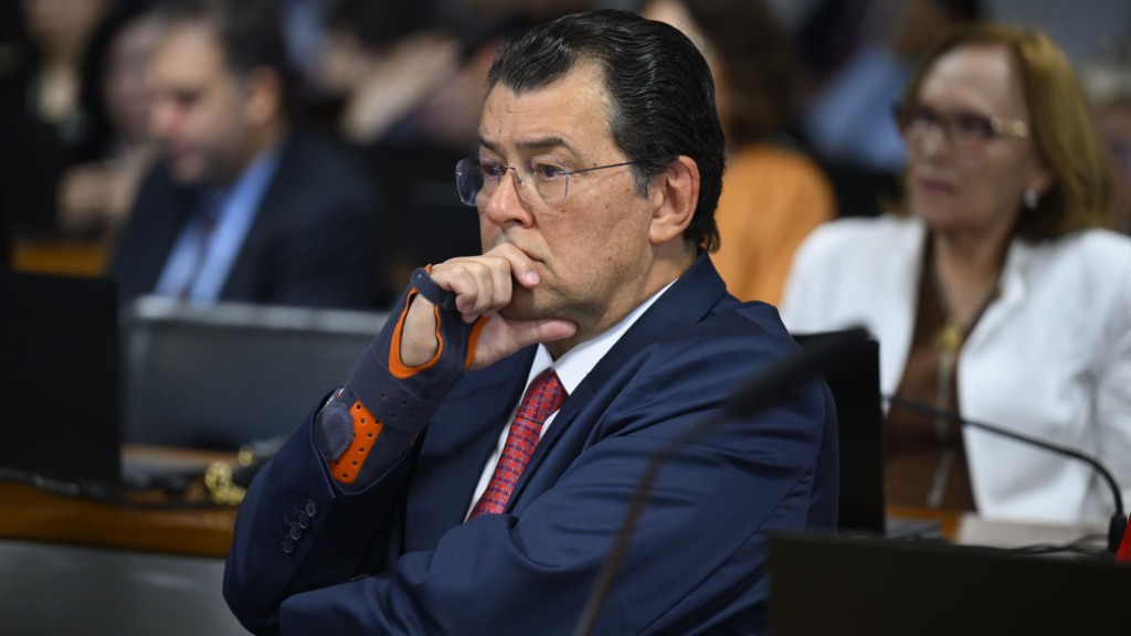 Eduardo Braga, à bancada, fala durante reunião da na CAE no Senado, em 24 de setembro de 2025, sobre a isenção do Imposto de Renda para quem ganha até R$ 5 mil mensais (Foto Andressa Anholete/Agência Senado) Eduardo Braga, à bancada, fala durante reunião da na CAE no Senado, em 24 de setembro de 2025, sobre a isenção do Imposto de Renda para quem ganha até R$ 5 mil mensais (Foto Andressa Anholete/Agência Senado)