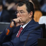 Eduardo Braga, à bancada, fala durante reunião da na CAE no Senado, em 24 de setembro de 2025, sobre a isenção do Imposto de Renda para quem ganha até R$ 5 mil mensais (Foto Andressa Anholete/Agência Senado)