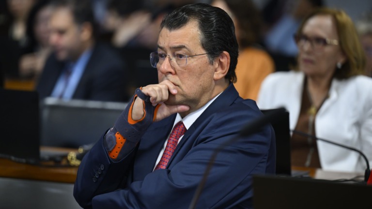 Eduardo Braga, à bancada, fala durante reunião da na CAE no Senado, em 24 de setembro de 2025, sobre a isenção do Imposto de Renda para quem ganha até R$ 5 mil mensais (Foto Andressa Anholete/Agência Senado) Eduardo Braga, à bancada, fala durante reunião da na CAE no Senado, em 24 de setembro de 2025, sobre a isenção do Imposto de Renda para quem ganha até R$ 5 mil mensais (Foto Andressa Anholete/Agência Senado)