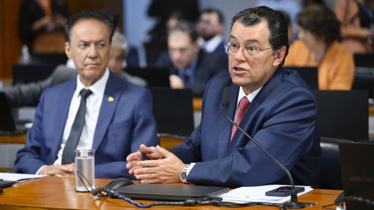 Eduardo Braga, à bancada, fala durante reunião da na CAE no Senado, em 24 de setembro de 2025, sobre a isenção do Imposto de Renda para quem ganha até R$ 5 mil mensais (Foto Andressa Anholete/Agência Senado)
