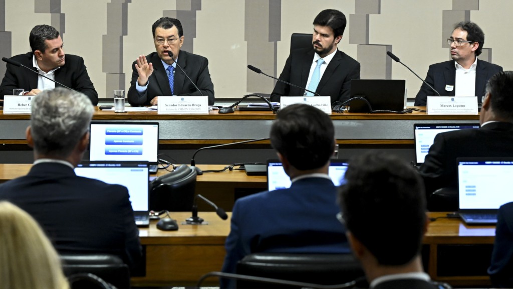Eduardo Braga e Fernando Coelho Filho durante audiência da Comissão Mista da MP 1304/2025, no Senado, em 14 de outubro de 2025, para debater medidas de contenção da CDE (Foto Jefferson Rudy/Agência Senado) Eduardo Braga e Fernando Coelho Filho durante audiência da Comissão Mista da MP 1304/2025, no Senado, em 14 de outubro de 2025, para debater medidas de contenção da CDE (Foto Jefferson Rudy/Agência Senado)