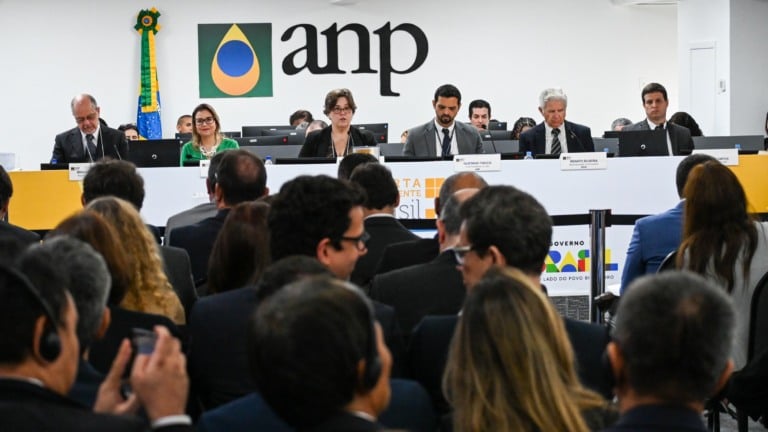 Heloise Costa, presidente da CEL, iniciando o leilão da 3º Ciclo da OPP, em 22 de outubro de 2025 (Foto Juliana Rezende/agência eixos)