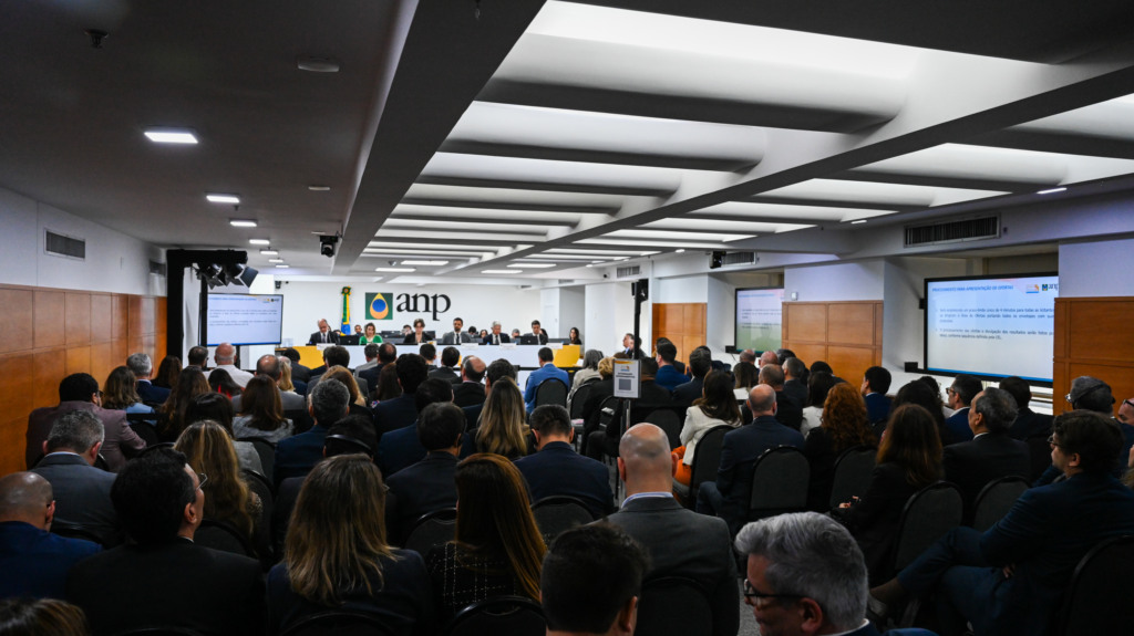 Heloise Costa, presidente da CEL, iniciando o leilão da 3º Ciclo da OPP, em 22 de outubro de 2025 (Foto Juliana Rezende/agência eixos)