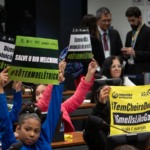 Estudantes da Escola Classe Guariroba manifestam contra UTE Brasília durante audiência na Câmara (Foto Renata Sembay/Arayara.org)