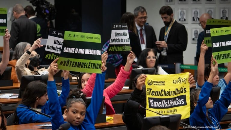 Estudantes da Escola Classe Guariroba manifestam contra UTE Brasília durante audiência na Câmara (Foto Renata Sembay/Arayara.org)