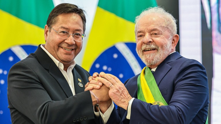 Lula recebe os cumprimentos do presidente da Bolívia, Luis Arce, no Palácio do Planalto (DF), durante a posse em 1º de janeiro de 2023 (Foto Ricardo Stuckert/PR)