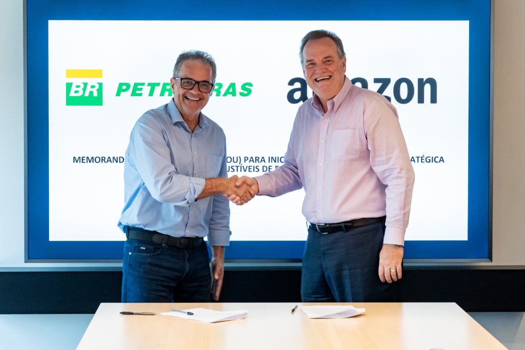 Diretor de Logística da Amazon Brasil, Ricardo Pagani; e o diretor de Logística, Comercialização e Mercados da Petrobras, Claudio Schlosser; durante celebração do MOU (Foto: Ricardo Lopes / Agência Petrobras)