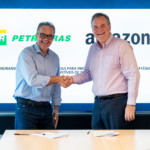 Diretor de Logística da Amazon Brasil, Ricardo Pagani; e o diretor de Logística, Comercialização e Mercados da Petrobras, Claudio Schlosser; durante celebração do MOU (Foto: Ricardo Lopes / Agência Petrobras)