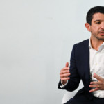 Oliver Bahabanian, diretor geral da TotalEnergies, durante entrevista ao estúdio eixos na OTC Brasil 2025, no Rio, em 29 de outubro (Foto Juliana Rezende/agência eixos)