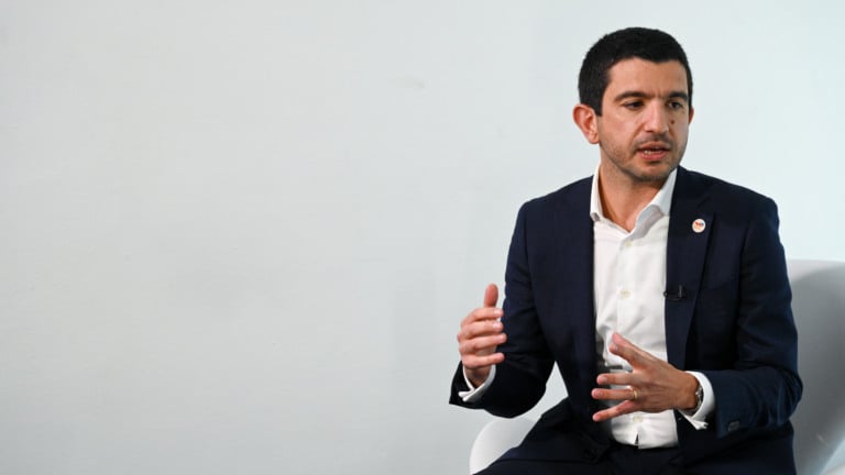Oliver Bahabanian, diretor geral da TotalEnergies, durante entrevista ao estúdio eixos na OTC Brasil 2025, no Rio, em 29 de outubro (Foto Juliana Rezende/agência eixos)