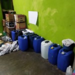 Galões encontrados em fábrica de bebidas clandestinas de São Bernardo do Campo (Foto: Divulgação/Polícia Civil)