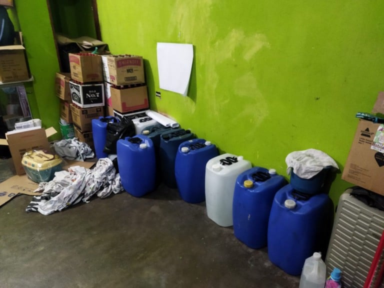 Galões encontrados em fábrica de bebidas clandestinas de São Bernardo do Campo (Foto: Divulgação/Polícia Civil)