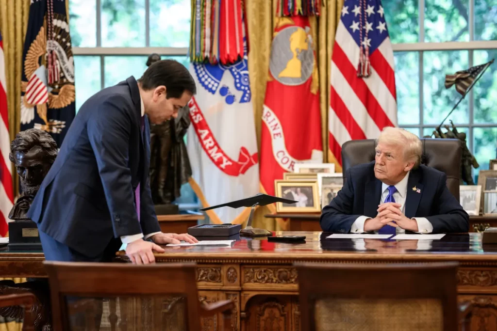 Donald Trump e o secretário de Estado Marco Rubio, designado para negociar as tarifas com o Brasil. Foto: Casa Branca