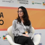 Patrícia Grossi, gerente de Carbono e Regulatório da Acelen, durante painel no evento diálogos da transição 2025, na sede da Firjan no Rio, em 24 de outubro (Foto Juliana Rezende/agência eixos)