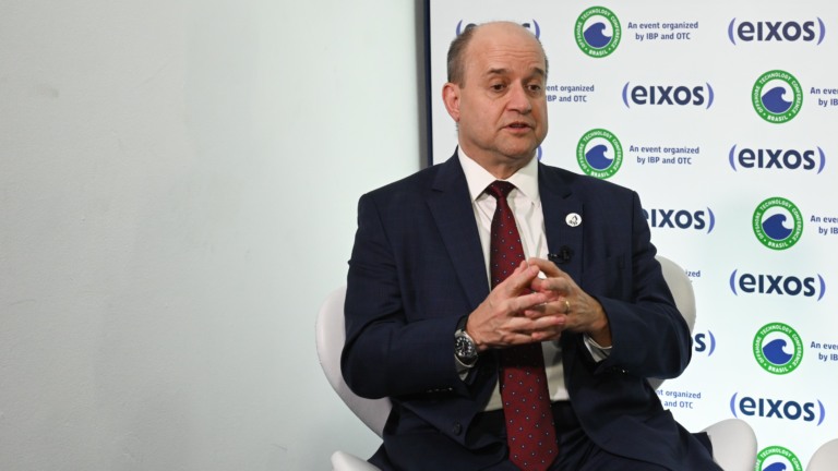 Presidente do IBP, Roberto Ardenghy, durante entrevista ao estúdio eixos na OTC Brasil 2025, no Rio, em 28 de outubro de 2025 (Foto Juliana Rezende/agência eixos)