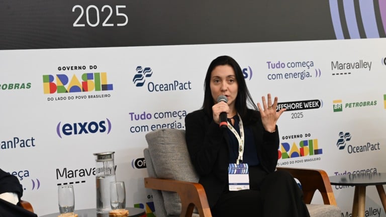 Thais Vachala, VP de Supply Chain da Rystad, durante painel na offshore week 2025, no Rio, em 21 de outubro de 2025 (Foto agência eixos)