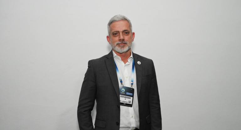 Victor Montenegro, gerente de Eventos IBP, durante entrevista ao estúdio eixos na OTC Brasil 2025, no Rio, em 30 de outubro (Foto Juliana Rezende/agência eixos)