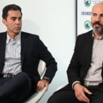 Vinicius Patel, do Porto do Açu, e Carlos Madaleno, CEO da Sistac, durante entrevista ao estúdio eixos na OTC Brasil 2025, no Rio, em 28 de outubro de 2025 (Foto Juliana Rezende/agência eixos)