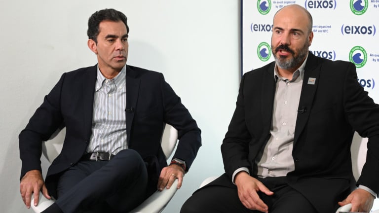 Vinicius Patel, do Porto do Açu, e Carlos Madaleno, CEO da Sistac, durante entrevista ao estúdio eixos na OTC Brasil 2025, no Rio, em 28 de outubro de 2025 (Foto Juliana Rezende/agência eixos)