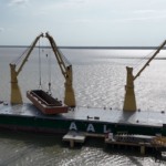 Operação de embarque de barcaças da LHG Logística no porto da Atem, em Belém. Foto: Atem/Reprodução