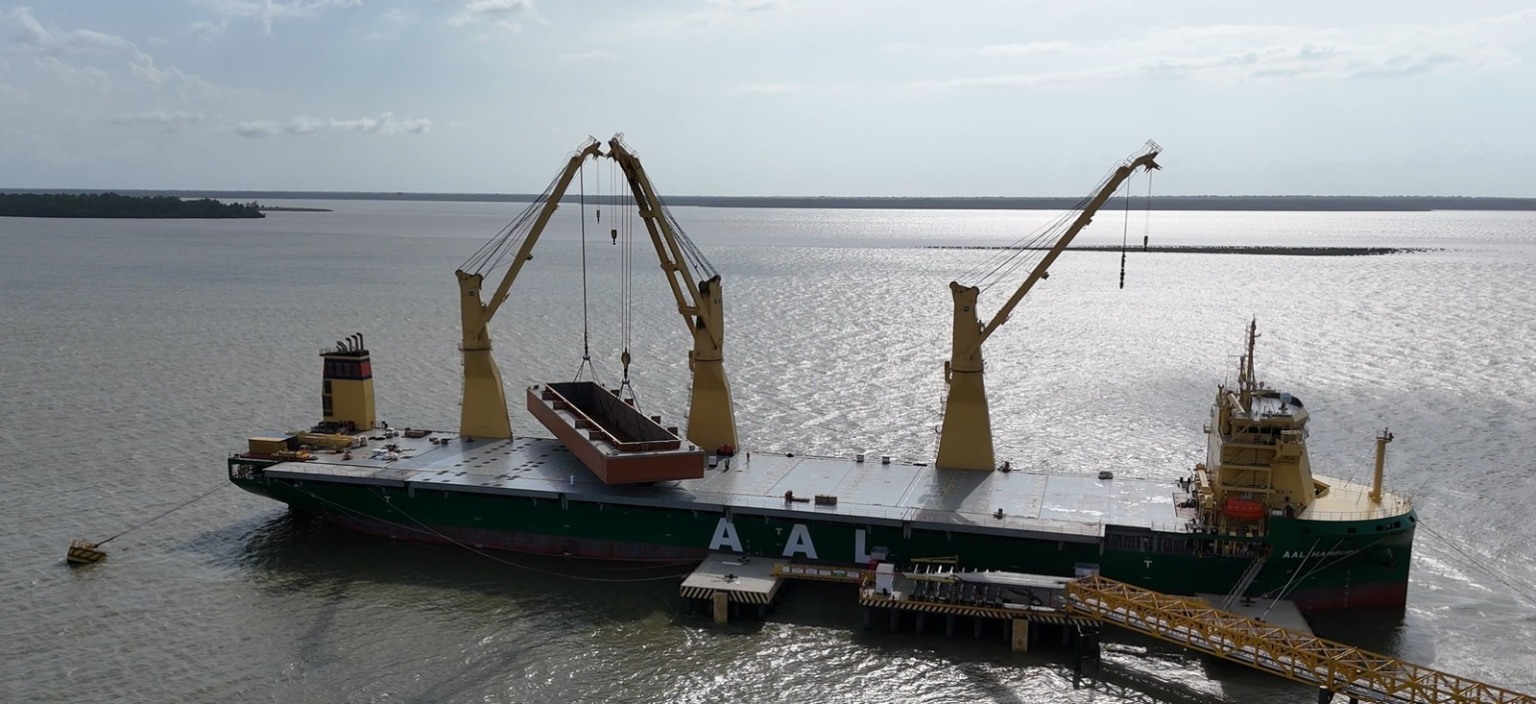 Operação de embarque de barcaças da LHG Logística no porto da Atem, em Belém. Foto: Atem/Reprodução