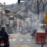 Rio de Janeiro (RJ), 28/10/2025 - Durante operação policia contra o Comando Vermelho, bandidos ordenam fechamento de comércio e usam lixeiras incendiadas para bloquear a via na rua Itapiru, no Catumbi. Foto: Fernando Frazão/Agência Brasil