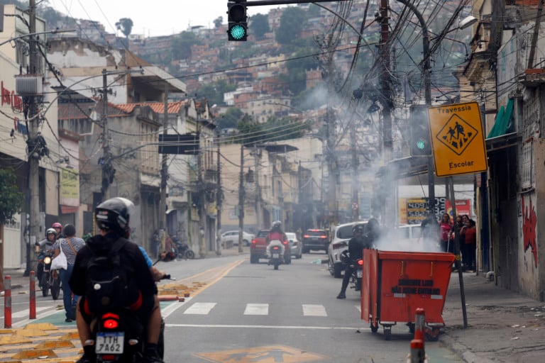 Rio de Janeiro (RJ), 28/10/2025 - Durante operação policia contra o Comando Vermelho, bandidos ordenam fechamento de comércio e usam lixeiras incendiadas para bloquear a via na rua Itapiru, no Catumbi. Foto: Fernando Frazão/Agência Brasil