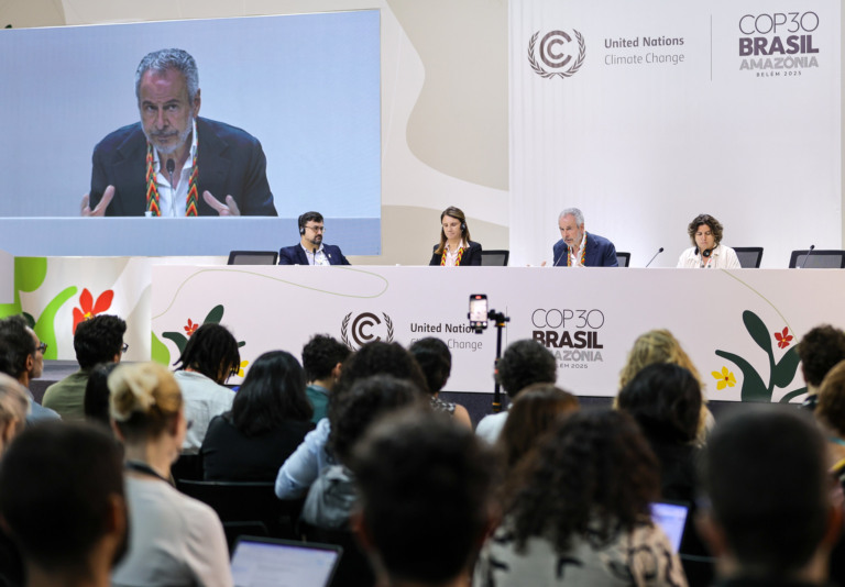 18.11.2025 - Belém - O presidente da COP 30, André Corrêa do Lago, CEO da COP 30 Ana Toni e a Embaixadora Liliam Chagas, Negociadora da COP30, participam de entrevista coletiva durante a 30ª Conferência das Partes (COP30). Foto de Rafa Pereira/COP30