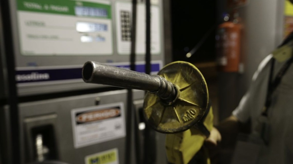 Bomba de abastecimento amarela em posto de combustível em Brasília/DF (Foto Agencia Brasil) Bomba de abastecimento amarela em posto de combustível em Brasília/DF (Foto Agencia Brasil)