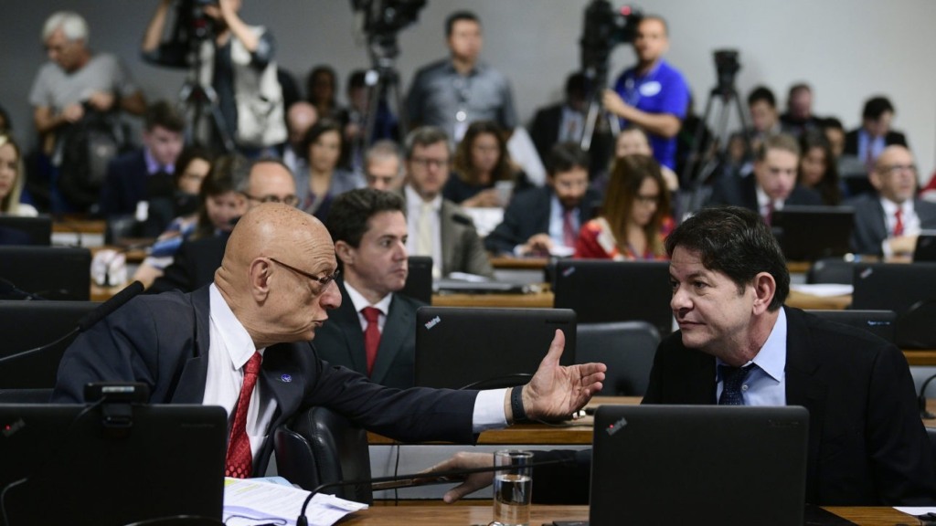 Esperidião Amin e Cid Gomes durante reunião da CCJ no Senado, sobre a divisão dos recursos da União de leilões do pré-sal com estados e municípios, em 26 de junho de 2019 (Foto Pedro França/Agência Senado) Esperidião Amin e Cid Gomes durante reunião da CCJ no Senado, sobre a divisão dos recursos da União de leilões do pré-sal com estados e municípios, em 26 de junho de 2019 (Foto Pedro França/Agência Senado)