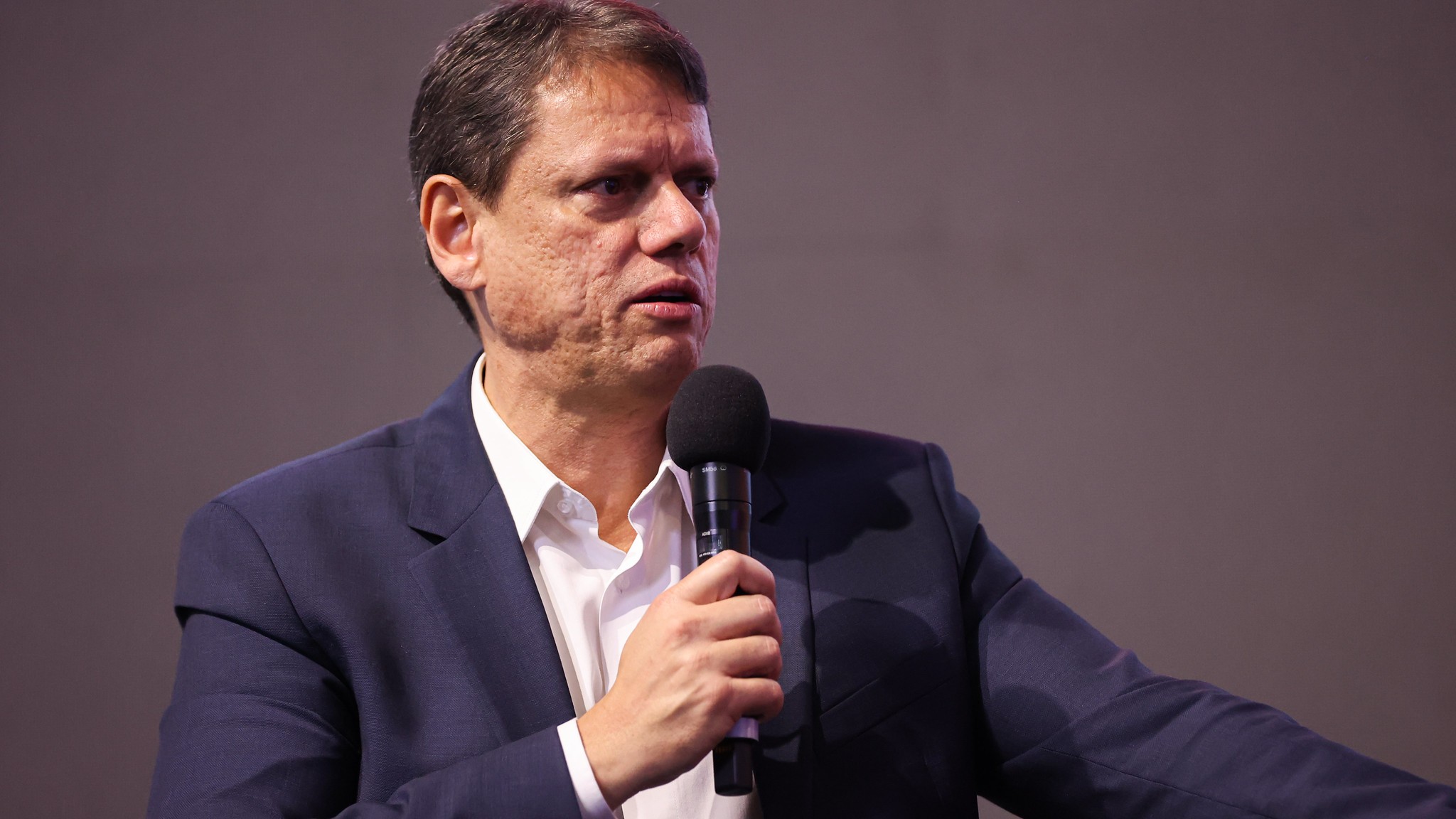 Tarcísio diz que governo federal não pode empurrar Enel ‘goela abaixo’ e quer acionar Justiça