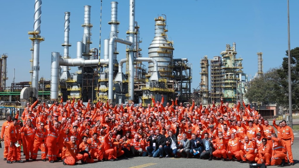 Lula, Magda Chambriard e trabalhadores durante retomada das atividades na fábrica de fertilizantes (Foto Bruno Zanotto/Agencia Petrobras)