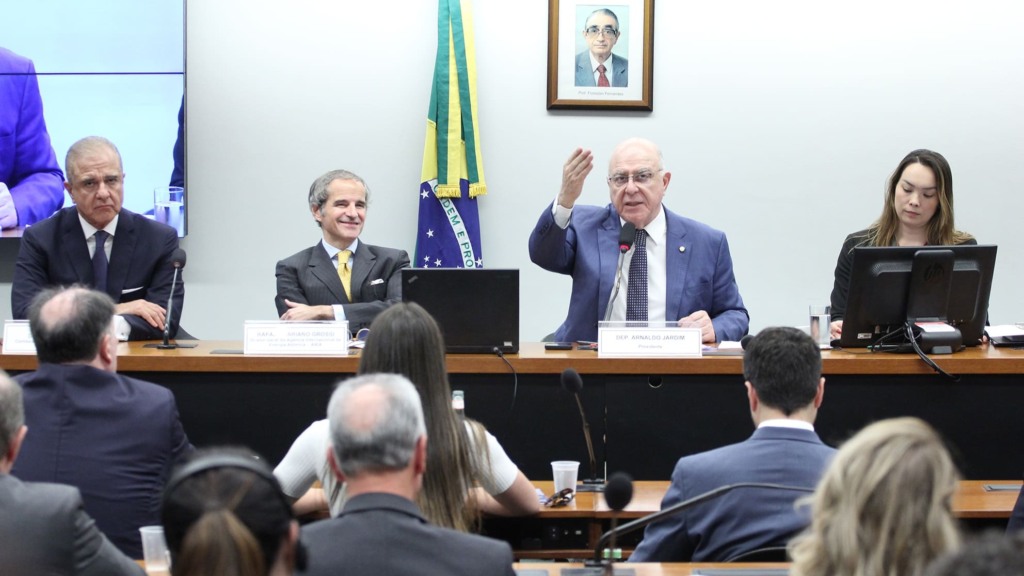 Julio Cesar, Rafael Grossi e Arnaldo Jardim, à mesa, durante reunião da CME para discutir o papel da energia nuclear no Brasil, em 19 de junho de 2024 (Foto Vinicius Loures/Câmara dos Deputados)