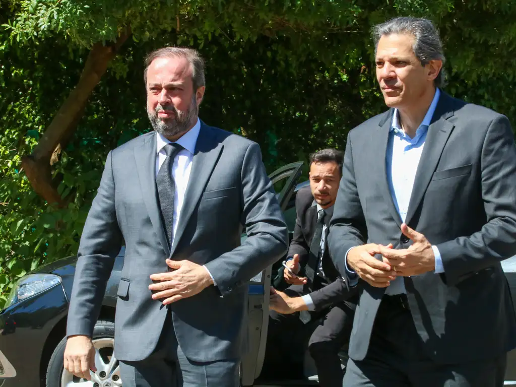 Ministro da Fazenda, Fernando Haddad, acompanhado do ministro das Minas e Energia, Alexandre Silveira. Foto: Fabio Rodrigues-Pozzebom/ Agência Brasil Ministro da Fazenda, Fernando Haddad, acompanhado do ministro das Minas e Energia, Alexandre Silveira. Foto: Fabio Rodrigues-Pozzebom/ Agência Brasil