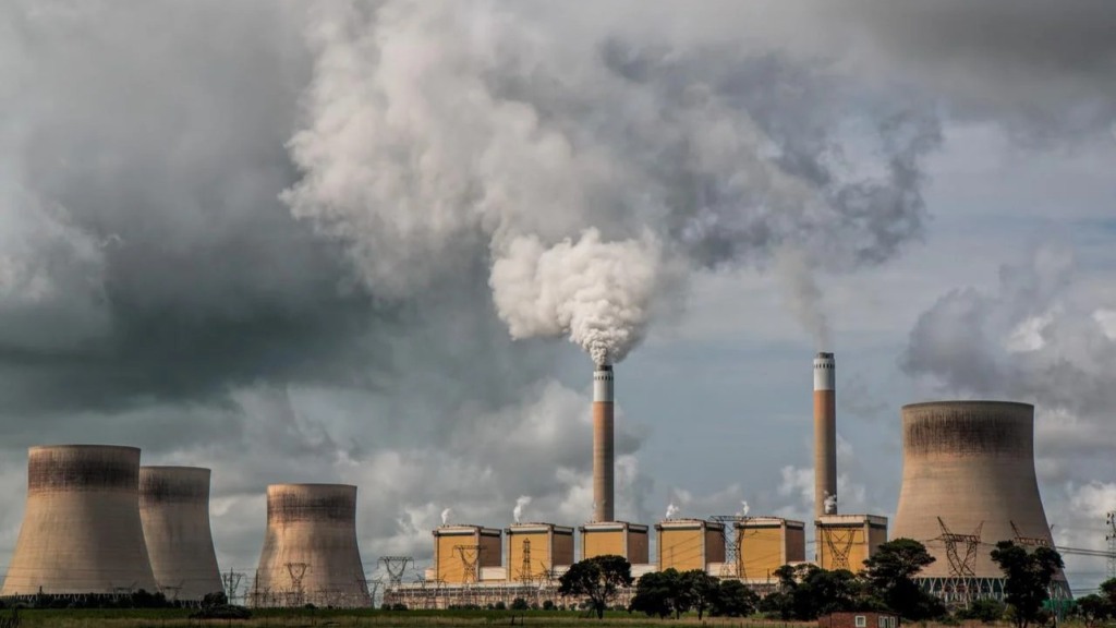 Usina térmica a carvão lançando grande volume de gases de efeito estufa (GEE) na atmosfera (Foto Steve Buissinne/Pixabay) Usina térmica a carvão lançando grande volume de gases de efeito estufa (GEE) na atmosfera (Foto Steve Buissinne/Pixabay)