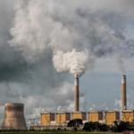 Usina térmica a carvão lançando grande volume de gases de efeito estufa (GEE) na atmosfera (Foto Steve Buissinne/Pixabay)