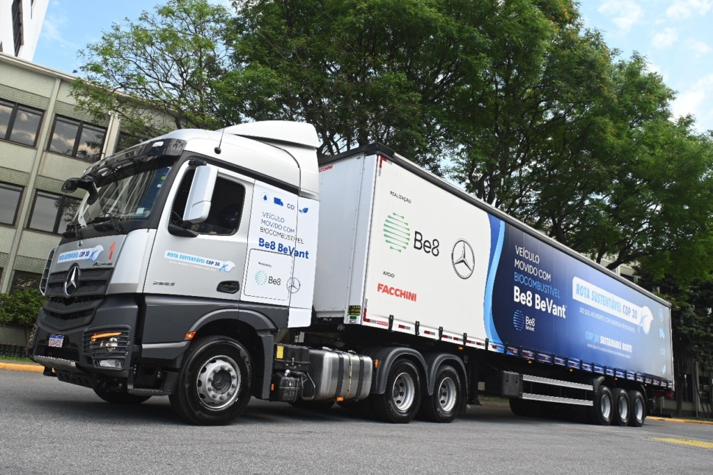 Teste da Be8 com a Mercedes-Benz do Brasil de biodiesel 100% (Foto Divulgação)