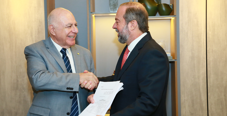 Ministro de Minas e Energia, Alexandre Silveira, recebeu, no final de outubro, o deputado Arnaldo Jardim, relator do PL dos minerais críticos. Foto: Tauan Alencar/ MME Ministro de Minas e Energia, Alexandre Silveira, recebeu, no final de outubro, o deputado Arnaldo Jardim, relator do PL dos minerais críticos. Foto: Tauan Alencar/ MME