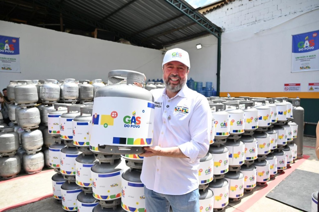 Ministro Alexandre Silveira (PSD) durante a primeira fase da entrega de botijões do programa Gás do Povo. Foto: Ricardo Botelho/MME