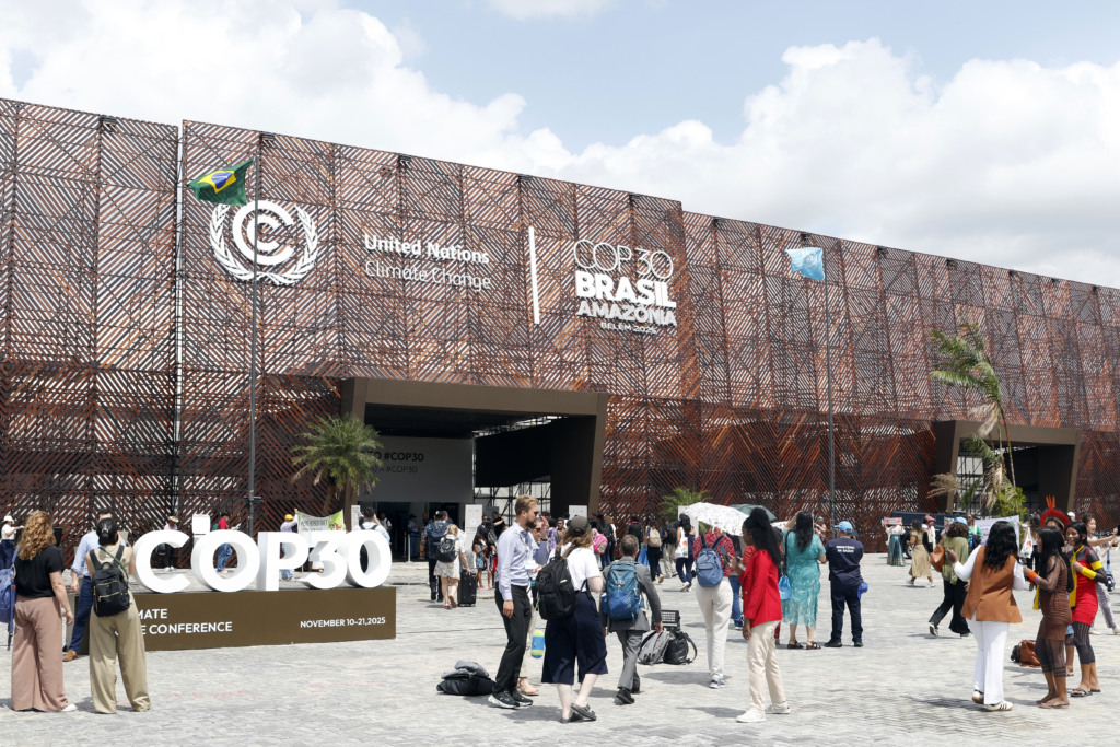 Pessoas em frente a fachada do pavilhão, chegam para participar de plenárias na COP30 (Foto: Bruno Peres/Agência Brasil) Pessoas em frente a fachada do pavilhão, chegam para participar de plenárias na COP30 (Foto: Bruno Peres/Agência Brasil)
